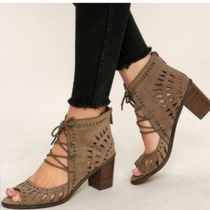 NWOT VINCE CAMUTO TARITA HEELED BOOTIE - TAUPE